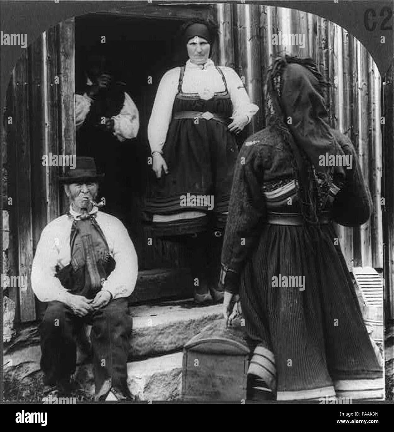 Une femme sur le point de départ pour l'Amérique offre son peuple au revoir Banque D'Images Une femme sur le point de départ pour l'Amérique offre son peuple au revoir Banque D'Images