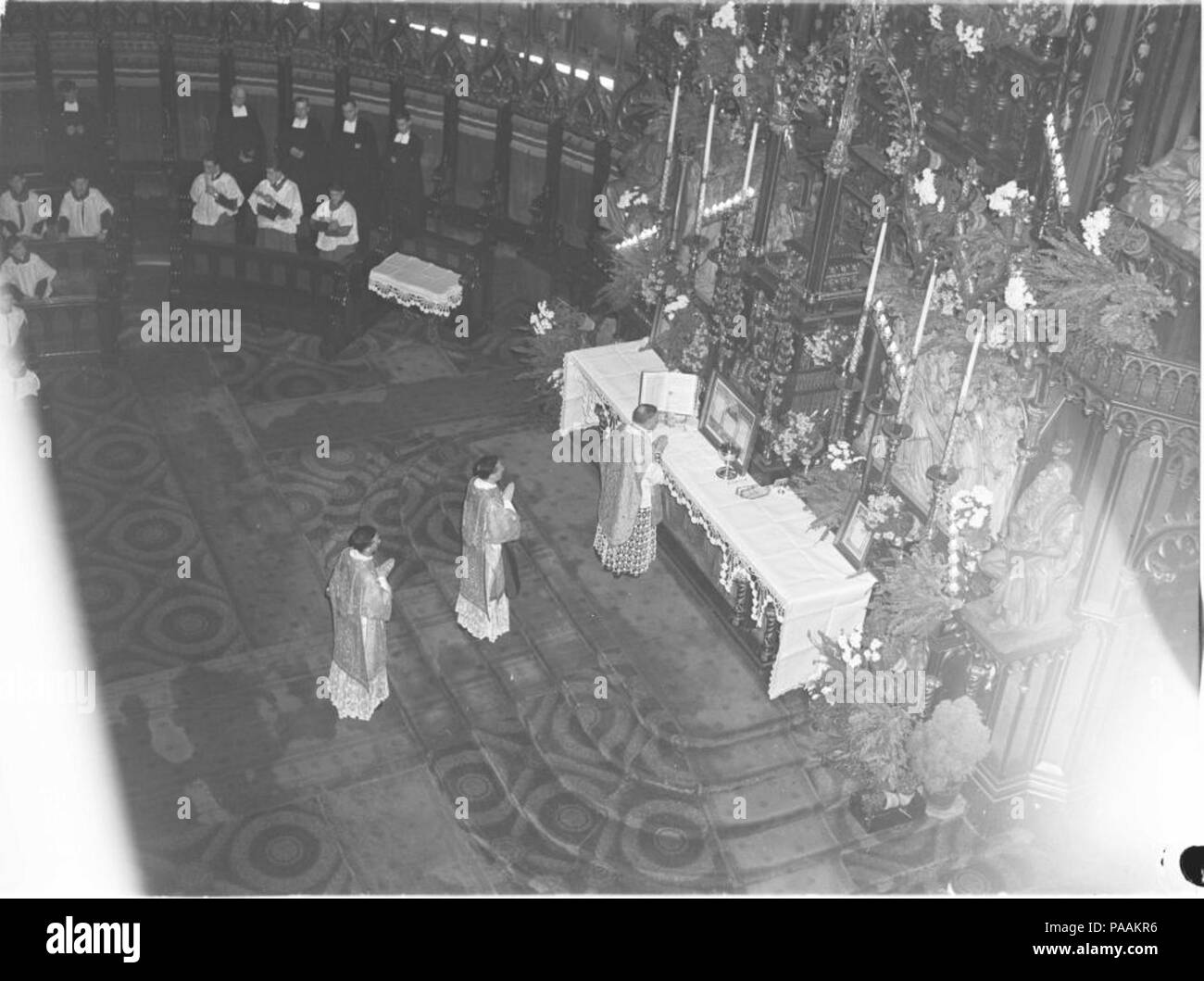 214 religieux. Messe de Minuit à BAnQ P48S1P14138 Banque D'Images