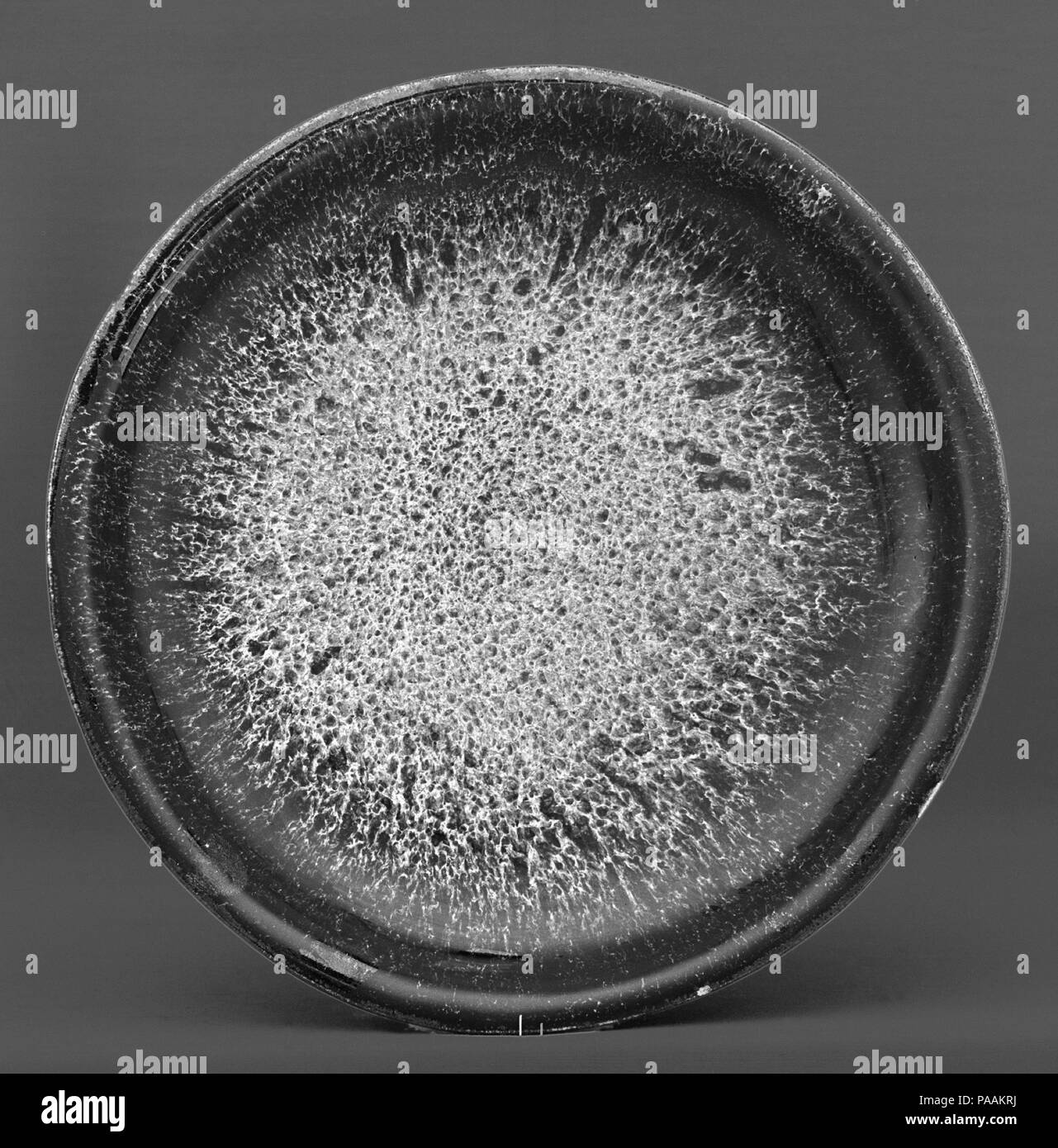 Le plat. Culture : la Chine. Dimensions : diam. 10 1/4 in. (26 cm). Musée : Metropolitan Museum of Art, New York, USA. Banque D'Images