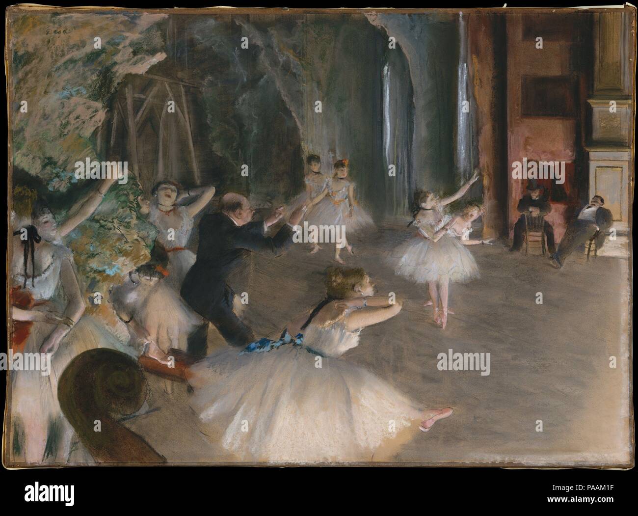 La répétition sur scène. Artiste : Edgar Degas (français, Paris 1834-1917 Paris). Dimensions : 21 x 28 1/2 in. (53,3 x 72,4 cm). Date : ca. 1874. Des deux versions de cette composition de la collection du Musée, celui-ci n'est plus librement signé, indiquant qu'elle a probablement fait deuxième. Plusieurs des figures dans ce diffèrent de ceux de pastel  <i >la répétition du Ballet sur scène </i > (29,160.26), y compris le danseur vu de derrière, à l'extrême gauche, se doigter son bracelet. Les deux œuvres ont été exécutées sur un dessin à l'encre sur papier, une pratique inhabituelle pour Degas. Musée : Metropolitan Museum of Art Banque D'Images