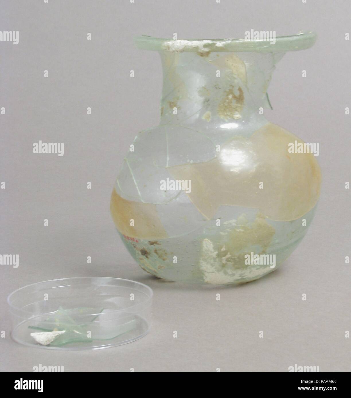 Des fragments de verre. Culture : le copte. Dimensions : hors tout : 4 5/16 x 3 5/8 in. (10,9 x 9,2 cm) Stockage (petri diam. pour les fragments) : 2 3/16 in. (5,5 cm). Date : 4ème siècle. Musée : Metropolitan Museum of Art, New York, USA. Banque D'Images