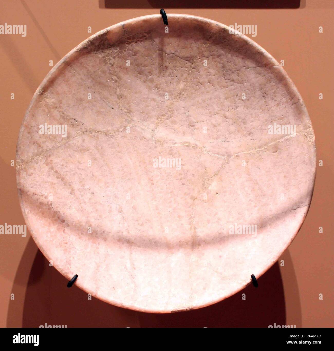 Plat peu profond. Dimensions : diam. 24 cm (9 7/16 po). Date : ca. 2960-2649 av. J.-C.. Musée : Metropolitan Museum of Art, New York, USA. Banque D'Images