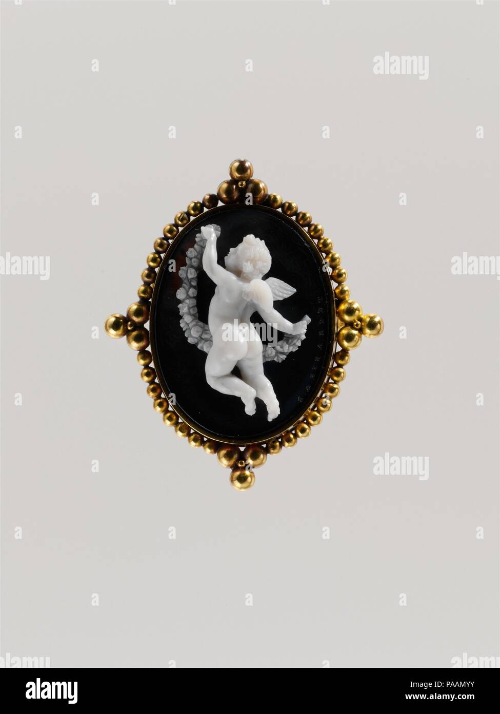 Amorino avec une guirlande. Artiste : Giovanni Antonio Girardet (1827-après 1870). Culture : L'Italien, Rome. Dimensions : cameo visibles, total : 1 3/8 x 1 1/16 x 7/16 in. (3,6 x 2,7 x 1,1 cm), 35,5 x 27,2 x 11,2 mm ; dans l'ensemble (dans l'établissement) : 2 1/16 x 1 3/4 in. (5,2 x 4,4 cm). Date : ca. 1860-70. Musée : Metropolitan Museum of Art, New York, USA. Banque D'Images