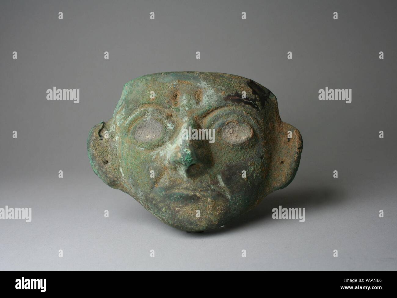 Masque de visage ornement. Culture : Loma Negra (Moche). Dimensions : H x L : 3 1/4 x 4 5/16''. (8,3 x 11cm). Date : 390-450. Musée : Metropolitan Museum of Art, New York, USA. Banque D'Images