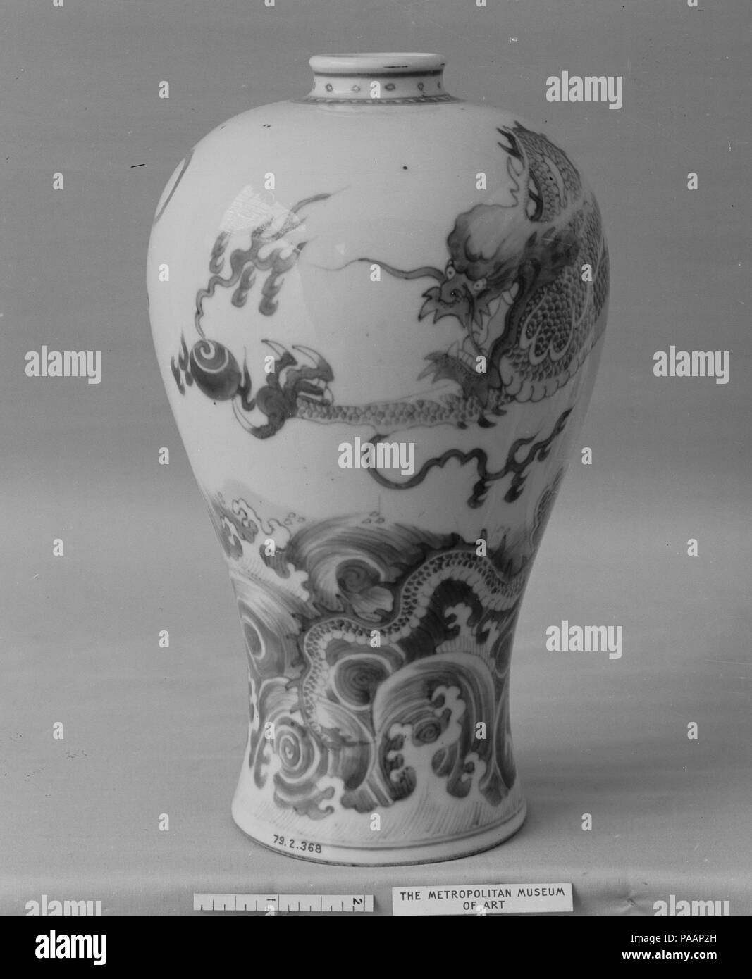 Vase. Culture : la Chine. Dimensions : H. 9 1/2 in. (24,1 cm). Date : fin du 18e-première moitié du 19e siècle. Musée : Metropolitan Museum of Art, New York, USA. Banque D'Images