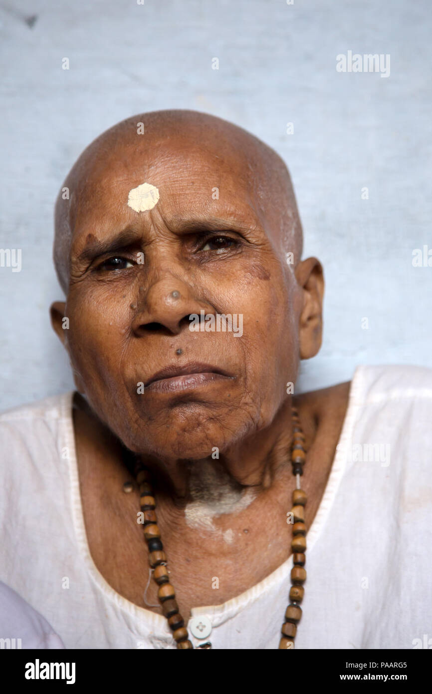 Vieille femme veuve hindoue avec tilak à Vrindavan, Inde Banque D'Images