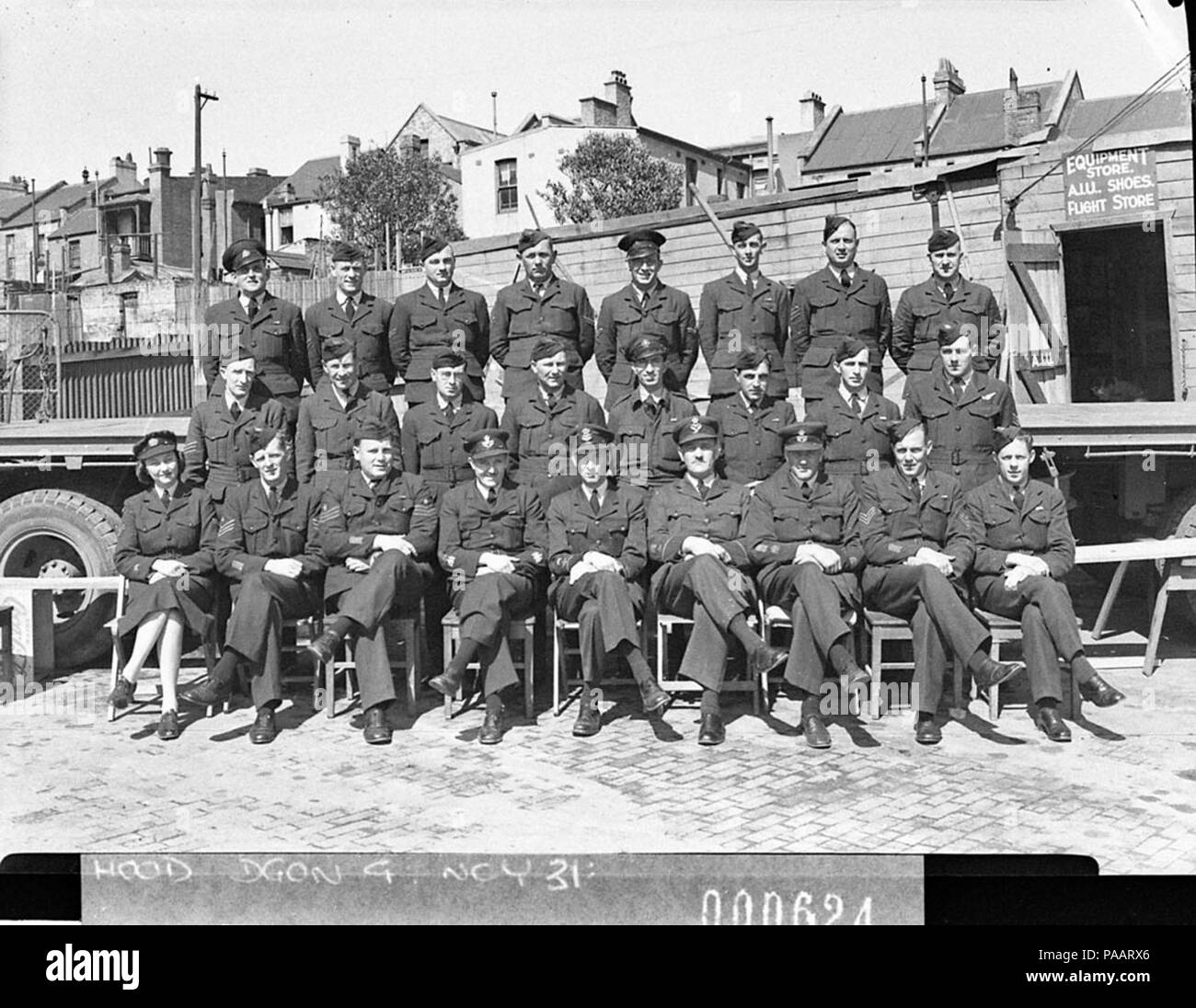 13098 SLNSW 239 Un groupe de vingt-cinq membres du personnel des magasins de la RAAF RAAF quatre officiers et un officier WAAAF et d'autres rangs pour Transport Group FO Darvall Banque D'Images