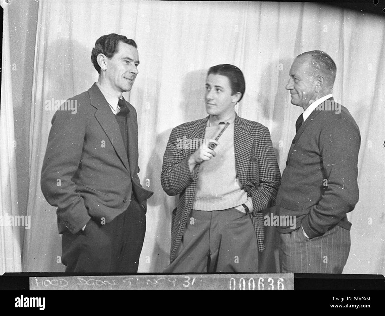 239 13128 SLNSW trois acteurs masculins scène de ces enfants production BritishAustralian Banque D'Images