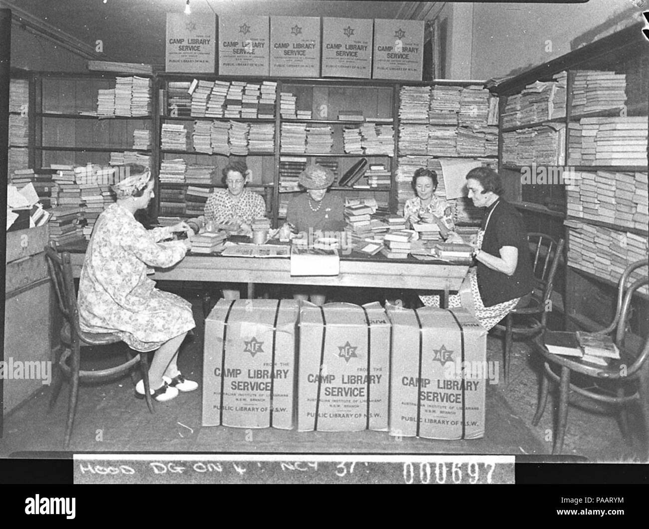 13196 SLNSW 239 femmes bénévoles Bibliothèque Camp d'emballage des boîtes de service pour les militaires prises pour fonds australien Banque D'Images