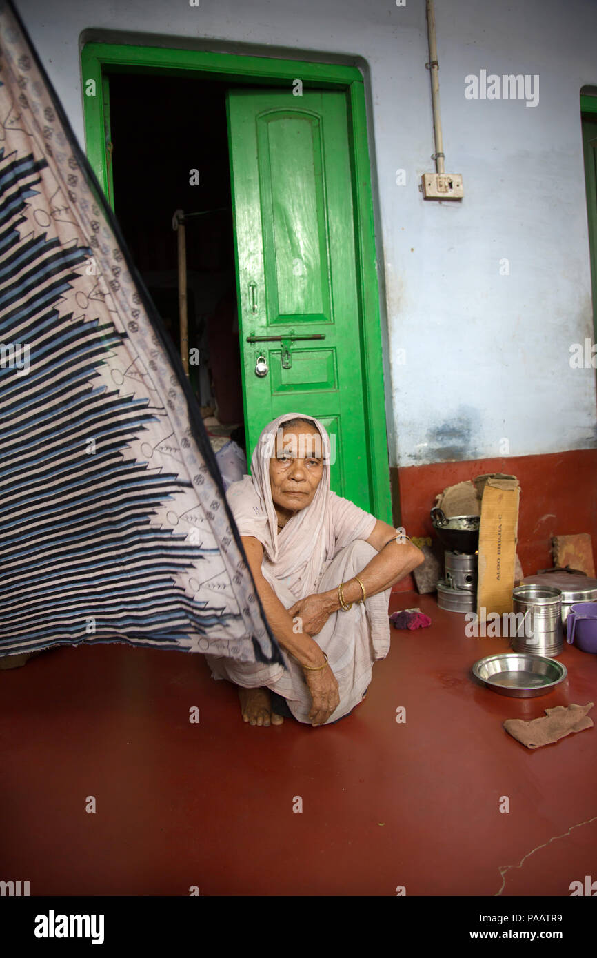 Portrait de femme veuve hindoue vivant dans un ashram à Vrindavan, Inde Banque D'Images