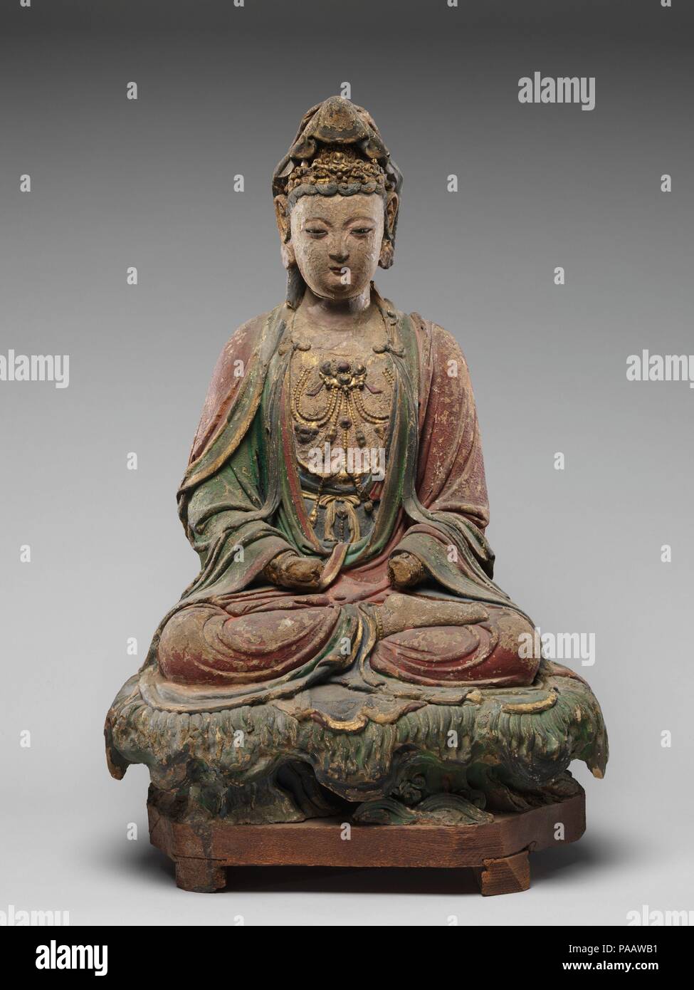 La figure assise sur base lotiform. Culture : la Chine. Dimensions : a. H. 22 3/4 in. (57,8 cm) ; W. 15 3/4 in. (40 cm) ; D. 10 1/2 in. (26,7 cm) b. H. 8 1/4 in. (21 cm) ; W. 19 in. (48,3 cm) ; D. 12 3/4 in. (32,4 cm). Musée : Metropolitan Museum of Art, New York, USA. Banque D'Images