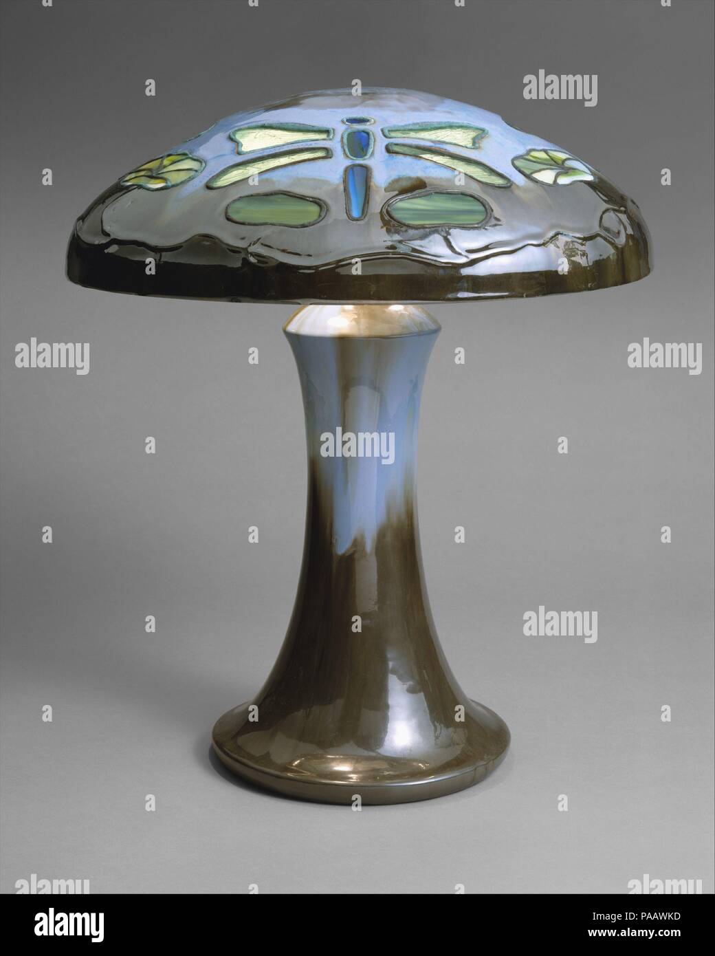 La lampe de table. Artiste : Poterie Fulper Company (1899-1935). Culture : L'Américain. Dimensions : H. 19 5/8 in. (49.8 cm.) ; Diam. En 17. (43,2 cm). Date : 1910-1915. La Poterie Fulper a été l'un des plus prolifiques, couronnée de succès, et de longue durée, poteries d'art en Amérique. Fulper avait fonctionné à Flemington, New Jersey, produisant des grès utilitaires depuis le début du xixe siècle. Ce n'est pas avant 1909 que l'entreprise a développé une ligne artistique, appelée 'Vasekraft", sous la direction de William Hill Fulper II (1872-1928), dont la famille de la lampe est descendu. La majorité de sa production était solide simple o Banque D'Images