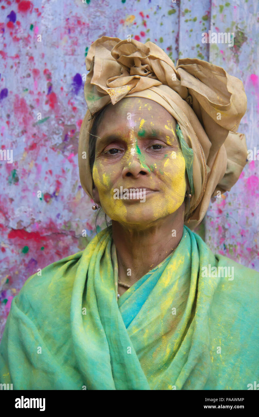 Portrait de femme veuve hindoue Holi au cours de la vie dans un ashram à Vrindavan, Inde Banque D'Images