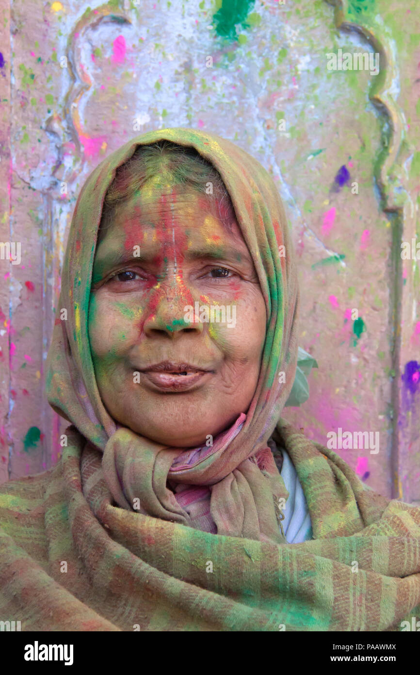 Portrait de femme veuve hindoue Holi au cours de la vie dans un ashram à Vrindavan, Inde Banque D'Images
