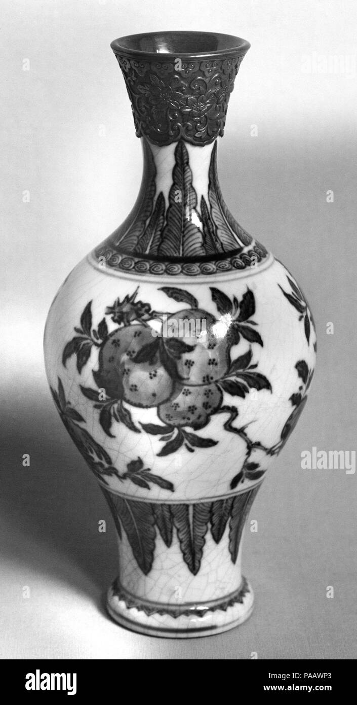 Vase. Culture : la Chine. Dimensions : H. 6 1/2 in. (16,5 cm). Musée : Metropolitan Museum of Art, New York, USA. Banque D'Images