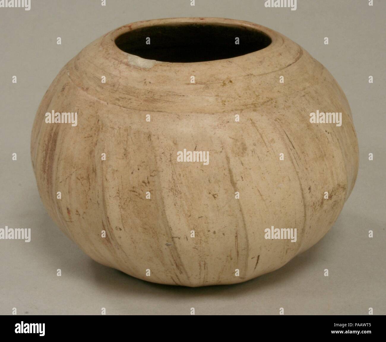 Bol. Culture : Olmèque. Dimensions : H x L : 2 1/2 x 3 7/8in. (6.4 x 9.9cm). Date : le 12ème et le 9ème siècle avant J.-C.. Musée : Metropolitan Museum of Art, New York, USA. Banque D'Images