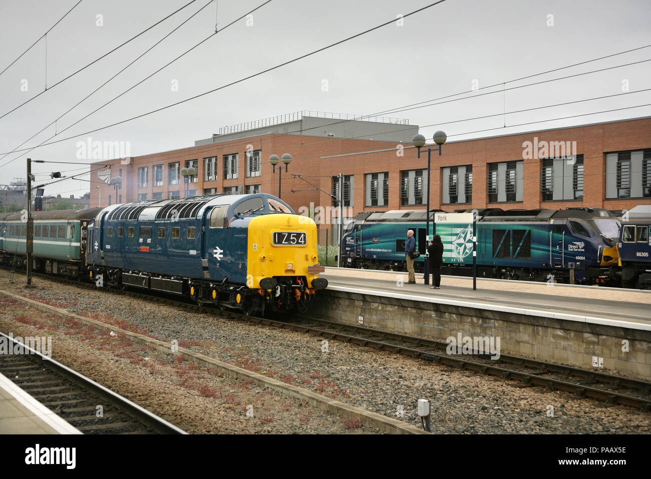 English Electric locomotive diesel de la classe 55 Deltic 55009 / D9009 'Alycidon" à York station avec une direction nord railtour. Banque D'Images