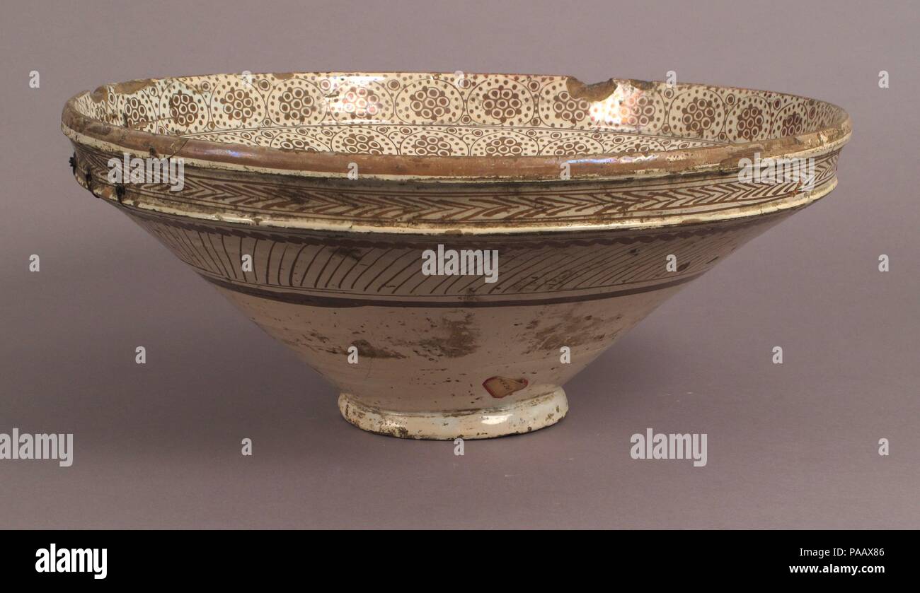 Bol. Culture : l'espagnol. Dimensions : hors tout : 8 1/16 x 19 5/16 in. (20,5 x 49 cm). Date : 1400-1450. Cette grande et impressionnante bowl est décoré de fleurs stylisées de lustre solide, un motif très appréciée par les potiers de Valence. Musée : Metropolitan Museum of Art, New York, USA. Banque D'Images