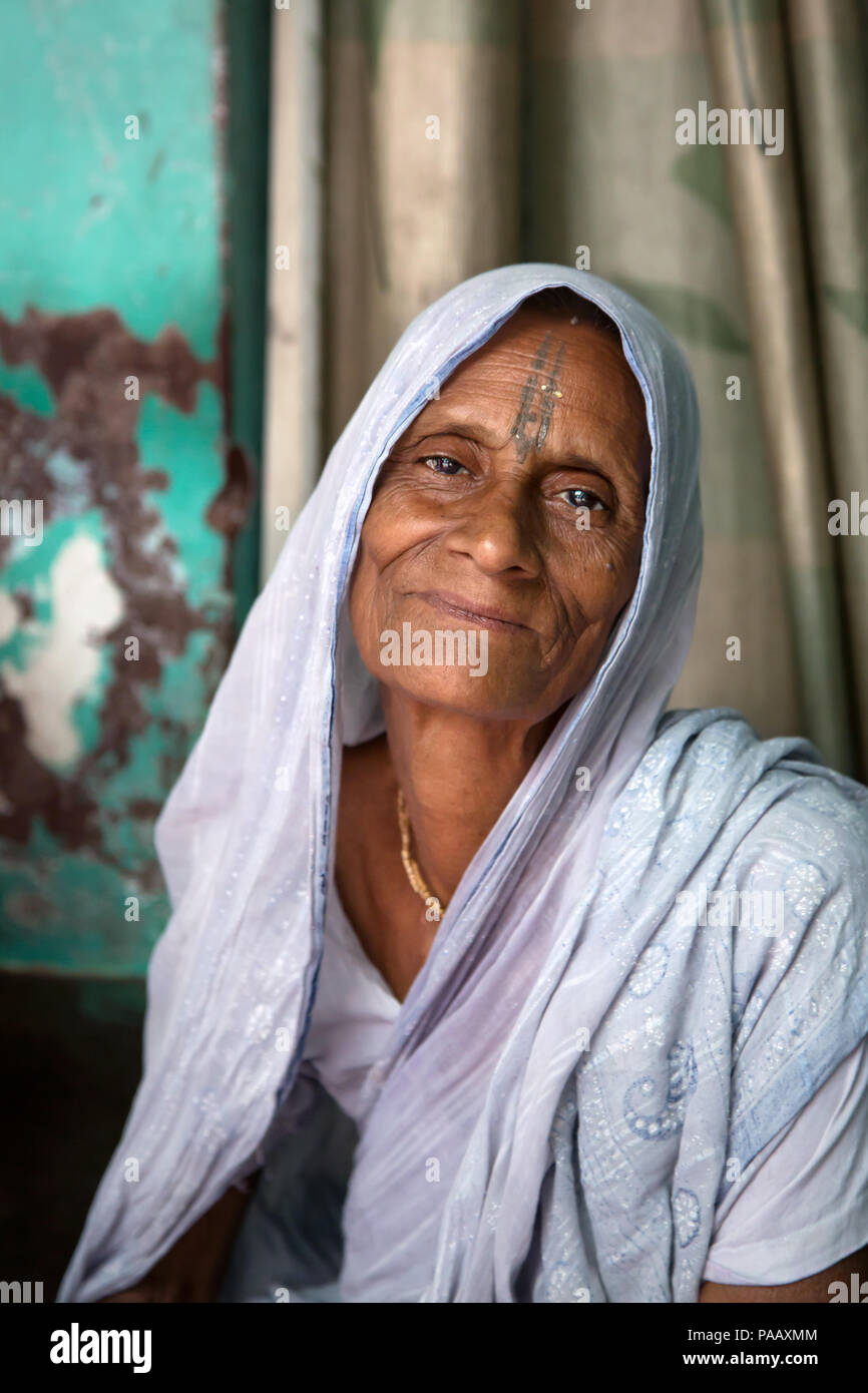 Portrait de femme veuve hindoue vivant dans un ashram à Vrindavan, Inde Banque D'Images