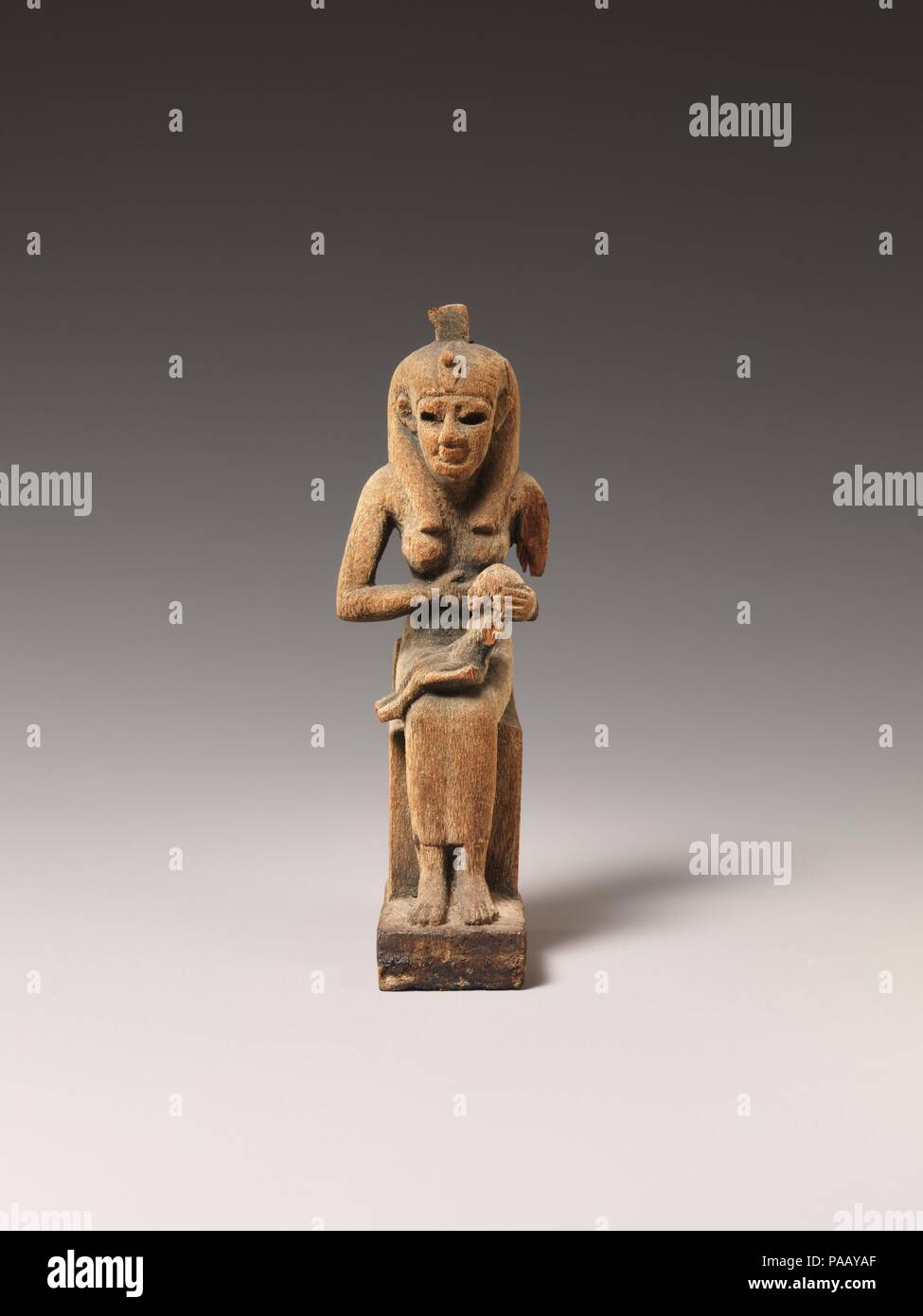 Isis et Horus. Dimensions : H. 8,8 × 2,8 × D. W. 3,4 cm (3 7/16 x 1 1/8 x 1 5/16 in.). Date : 664-30 av. Isis avec l'enfant Horus sur ses genoux était un sujet fréquent de petite sculpture donnés à des temples. Exemples de bois comme celle-ci sont rarement préservés en raison de leur sensibilité aux conditions du sol et de fourmis blanches, mais doit avoir été très nombreux. Isis' yeux étaient à l'origine, et le tenon en marqueterie sur le dessus de sa tête aurait monté dans une couronne de métal ou de bois doré probablement. Musée : Metropolitan Museum of Art, New York, USA. Banque D'Images