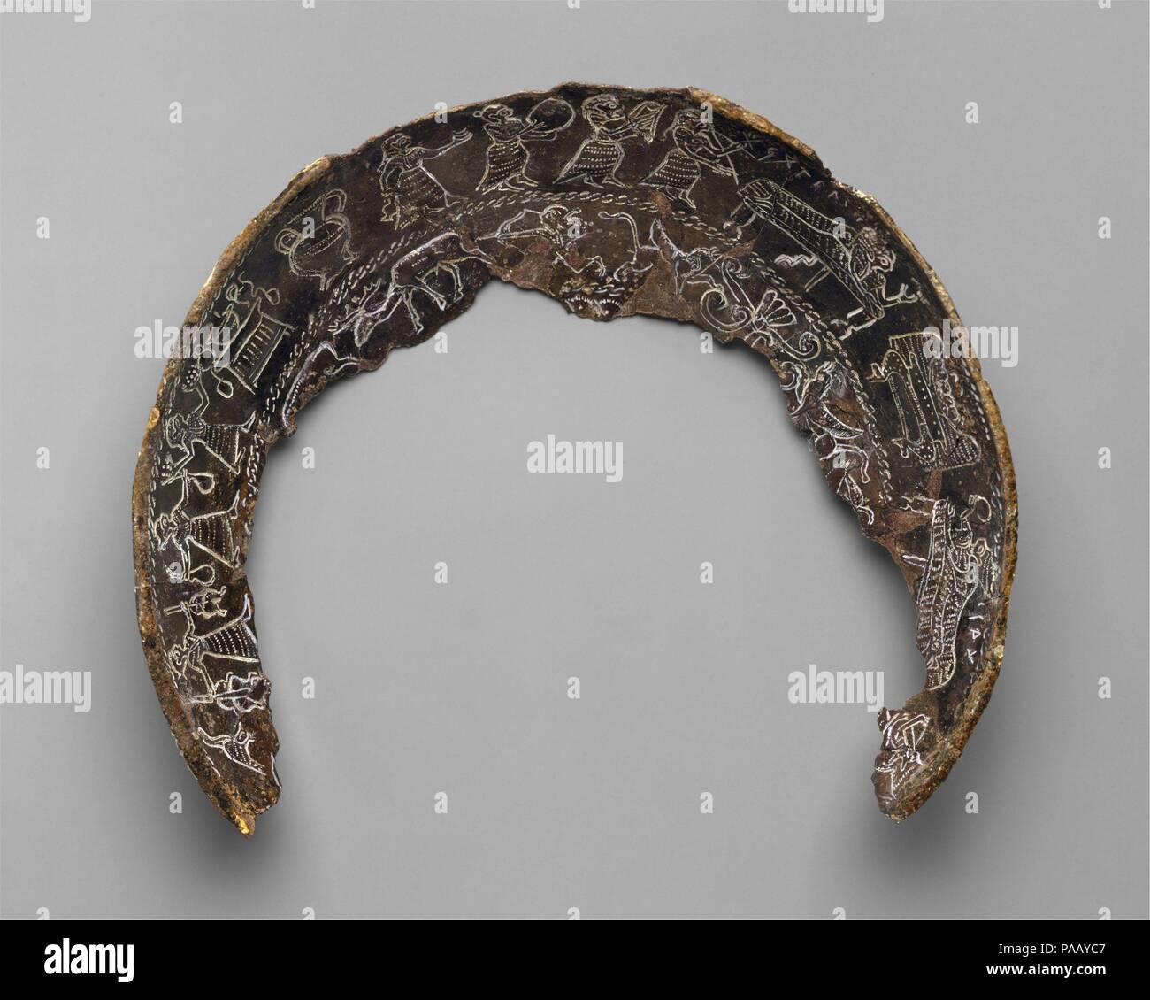 Bol en argent fragmentaires. La culture chypriote :. Dimensions : diamètre 6 7/8 in. (17,5 cm). Date : ca. 710-675 av. J.-C.. L'objectif de la scène du banquet dans la frise extérieure est une offrande table avec un bol rempli de fruits sans doute. Il est flanqué de deux chiffres. Sur la droite est une figure le port d'un État égyptien, au-dessus de laquelle une inscription peut signifier 'roi.' derrière lui apparaît un joueur de flûte. Sur le côté gauche de la table est un 'queen' avec une perruque égyptienne, au-dessus qui sont des lettres que certainement inclure le préfixe 'Cypro-' et donner son nom ou le titre, peut-être Kypromedousa, "protectrice de Chypre." Beh Banque D'Images