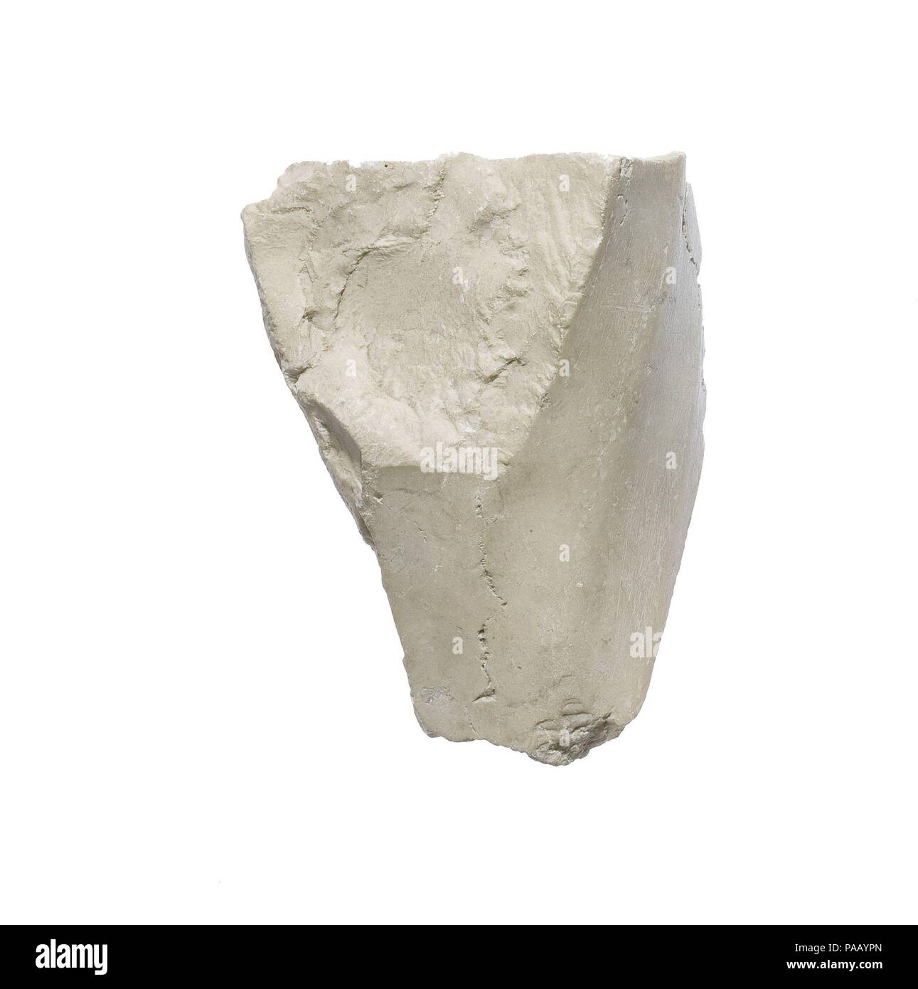 Genou ( ?) avec le vêtement, les plis. Dimensions : H. 11 × 9 × O. D. 4,5 cm (4 5/16 x 3 9/16 x 1 3/4 in.). Dynastie DYNASTIE : 18. Règne : règne d'Akhenaton. Date : ca. 1353-1336 av. J.-C.. Musée : Metropolitan Museum of Art, New York, USA. Banque D'Images