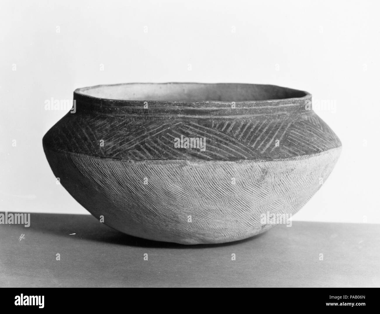 Jar. Culture : la Chine. Dimensions : H. 3 13/16 in. (9,7 cm) ; Diam. 8 in. (20,3 cm). Date : ca. 1000 av. Musée : Metropolitan Museum of Art, New York, USA. Banque D'Images