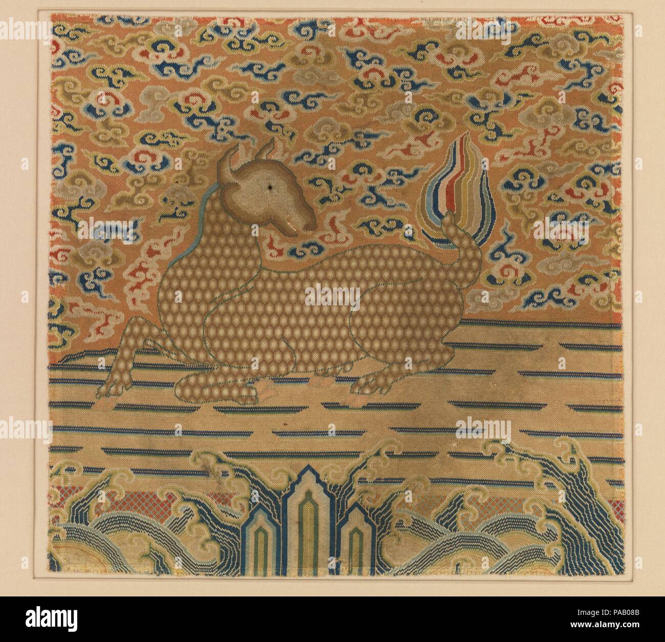 Insigne de rang avec Sailawei Holiday. Culture : la Chine. Dimensions : hors tout : 13 1/2 x 13 1/2 in. (34,3 x 34,3 cm). Date : 16e-début du 17e siècle. L'animal peu commun sur ce grade insigne est une représentation alternative du qilin, une bête mythologique propice qui est dit à apparaître dans le règne d'un souverain vertueux. Dans la dynastie Ming, insignes étaient portés comme un qilin les insignes de nobles. Le qilin vu ici est semblable à un sur un insigne fouillée de la tombe de Duc Xu Fu, décédé en 1517. L'animal de Xu Fu's badge a un cou un peu plus long, mais sa couche a le même modèle hexagonal. Ce modèle est Banque D'Images