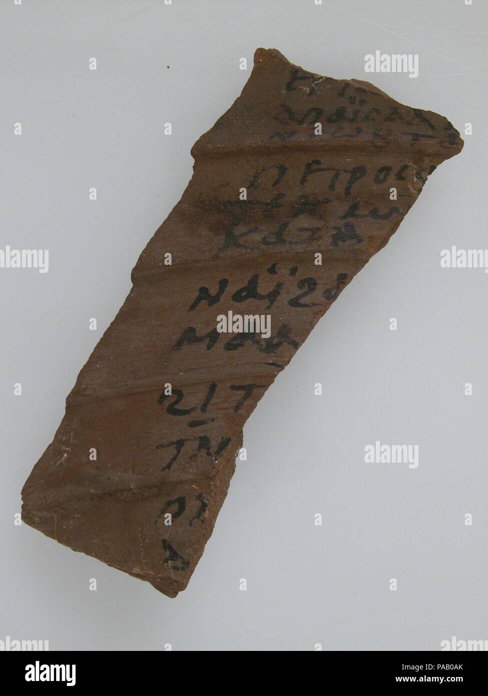 Ostrakon. Culture : le copte. Dimensions : 3 x 3 7/16 13/16 in. (8,8 x 9,7 cm). Date : 7ème siècle. Musée : Metropolitan Museum of Art, New York, USA. Banque D'Images