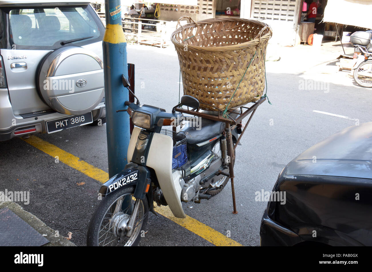 Une moto avec un porte bagage arrière et outrigger prend en charge, pour la  livraison de marchandises ici à Georgetown, Malaisie Photo Stock - Alamy