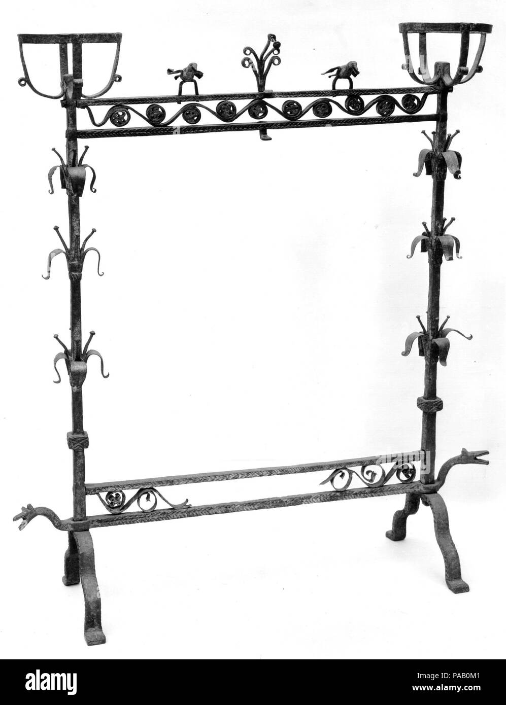 Firestand. Culture : l'italien ( ?). Dimensions : hors tout : 51 1/8 x 44 7/16 x 14 1/2 in. (129,9 x 112,9 x 36,9 cm). Date : le 16ème siècle. Musée : Metropolitan Museum of Art, New York, USA. Banque D'Images