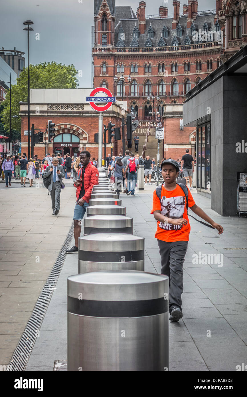 Véhicule à l'extérieur barrières hostiles King's Cross Station dans King's Cross, Londres, UK Banque D'Images