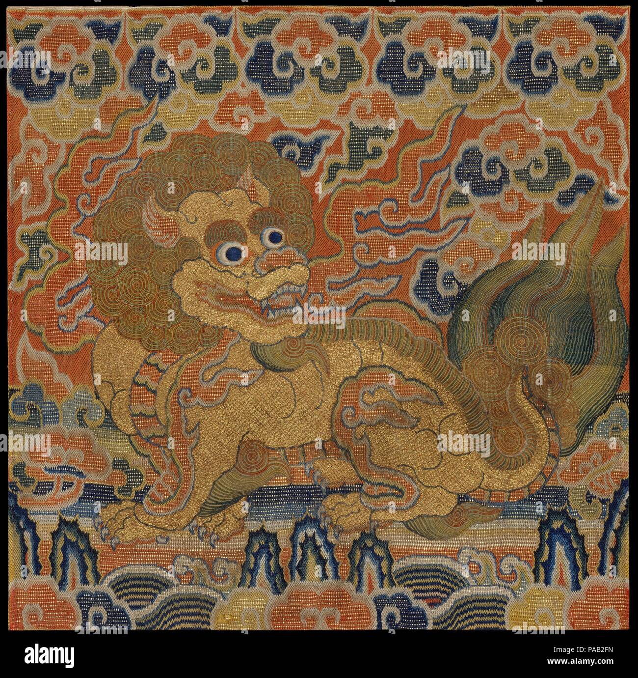 Insigne de rang avec Lion. Culture : la Chine. Dimensions : hors tout : 14 1/2 x 14 1/4 in. (36,8 x 36,2 cm). Date : le 15e siècle. Au cours de la dynastie Ming, l'auditoire robes de fonctionnaires du gouvernement insignes désignant l'alésage de grade. Bien que différents oiseaux représentés se classe civile, les grades militaires étaient représentés par une variété de biens réels et de quadrupèdes mythique. Le lion, comme vu sur ce badge, symbolise le plus haut grade militaire. Musée : Metropolitan Museum of Art, New York, USA. Banque D'Images