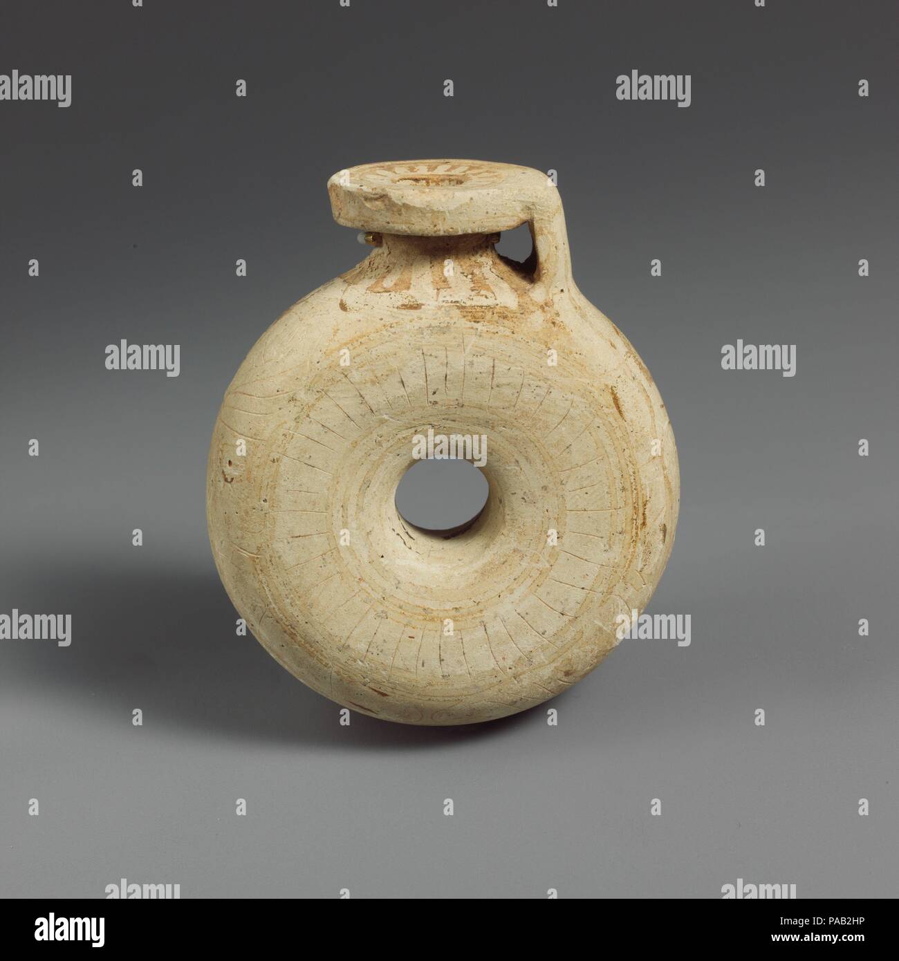 Bague en terre cuite aryballos (parfum vase). Culture : grec, Corinthian. Dimensions : H. 2 3/8 in. (6 cm). Date : 6ème siècle avant. Aryballoi anneau figure assez grande dans la poterie de Corinthe à partir de la septième jusqu'au sixième siècle avant J.-C. Ils sont rares dans d'autres régions grecques et ont été introduits à partir de l'Est. Cet exemple peut être une imitation des Etrusques. Musée : Metropolitan Museum of Art, New York, USA. Banque D'Images