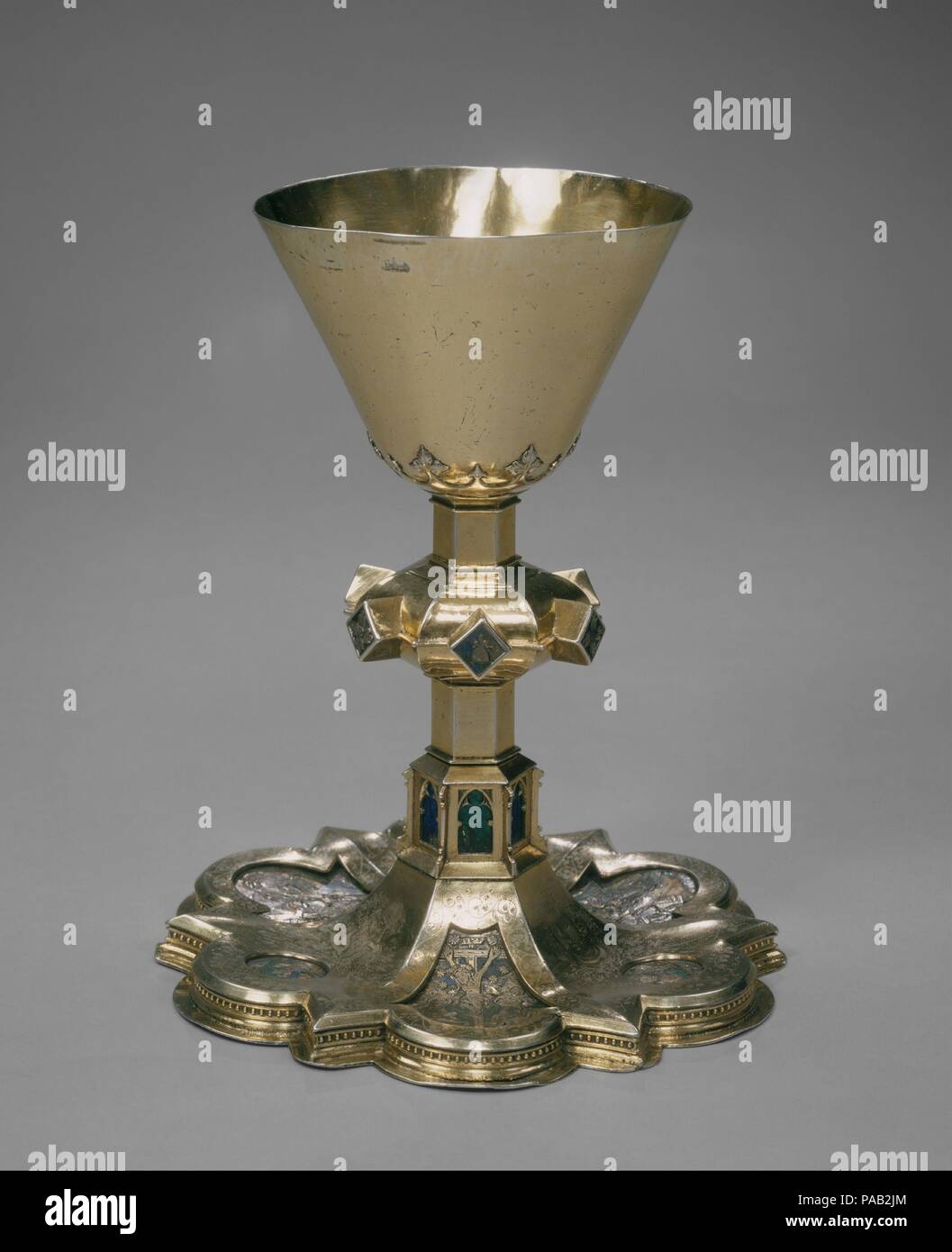 Calice. Culture : le Catalan. Dimensions : H. 7 5/16 in. (18,5 cm) ; Diam. de la base : 6 in. (15,2 cm). Date : ca. 1380-90. La méthode de montage des plaques d'émail à redresseur curviligne vu ici est particulière au travail des orfèvres en Catalogne. Les grandes plaques représentent la trahison, la valeur comptable de la Croix et la Crucifixion. Les chefs flammées au-dessus la circulaire cocardes sont un bel exemple de cette technique de métallurgie, qui a été rarement utilisé dans l'art espagnol : musée Metropolitan Museum of Art, New York, USA. Banque D'Images