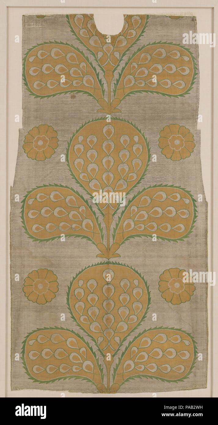 Fragment d'un Kaftan de retour. Dimensions : Textile : L. 52 in. (132,1 cm) W. 27 in. (68,6 cm) : Montage L. 58 3/16 po. (147,8 cm) W. 33 1/8 in. (84,1 cm). Date : milieu du 16e siècle. Ce fragment a été à l'origine partie d'un kaftan en arrière et est créé dans le tissu en soie de luxe technique avec l'argent- ou connecteurs dorés sont plaqués contre les filets connus en turc comme seraser et en français comme taqueté. Dans le milieu et la fin du xvie siècle, très grande échelle excentrique dessins ont été préféré, comme ils étaient visibles de loin et favorisé pour les vêtements de parade. Musée : Metropolitan Museum of Art, New York, USA. Banque D'Images