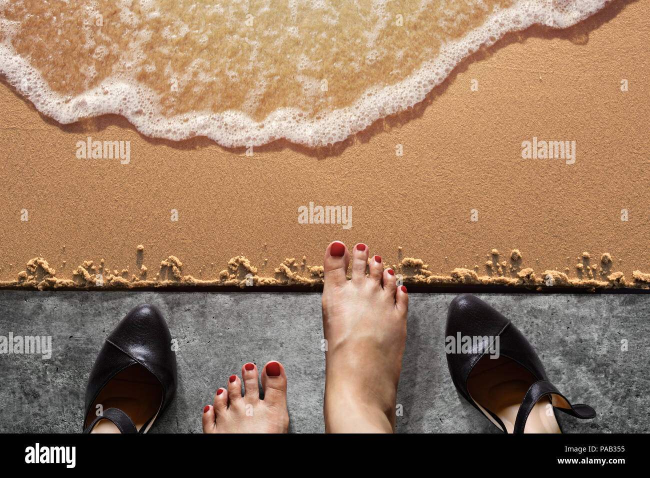 Équilibre travail-vie Concept, Business Woman enlever ses chaussures de  travail sur le sol en béton en face de sable pour marcher dans la mer  plage. Vue d'en haut Photo Stock - Alamy
