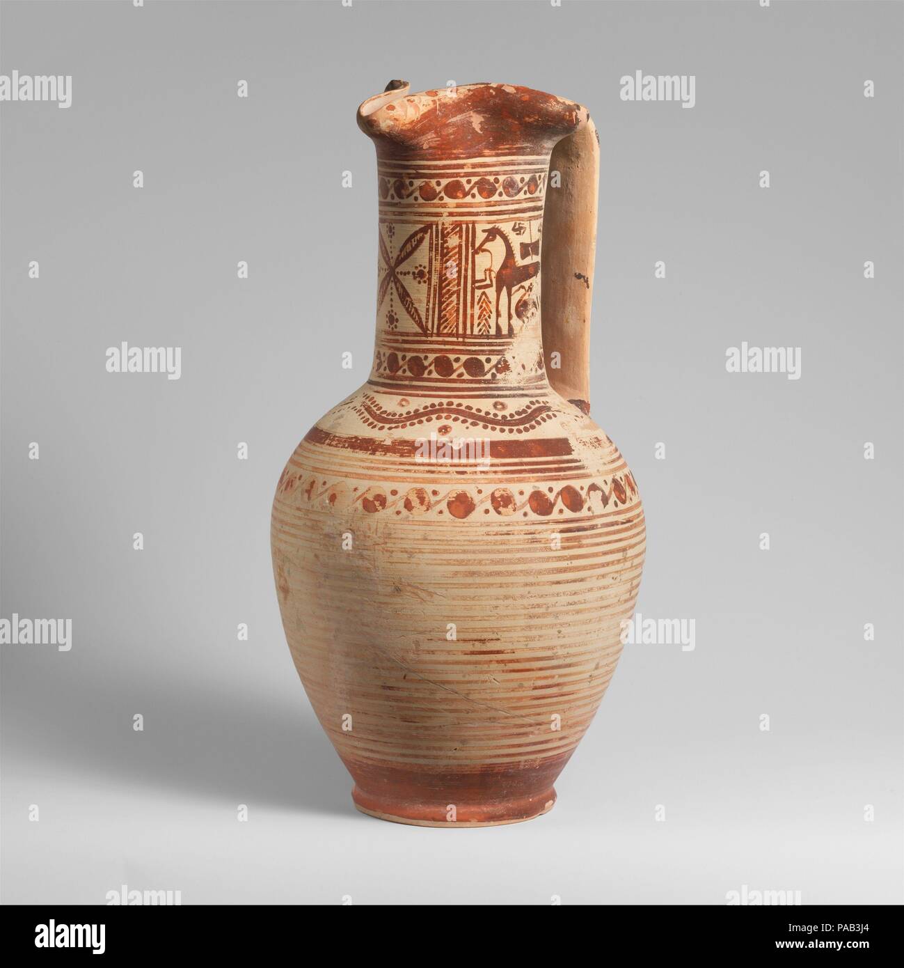Pot en terre cuite (oinochoe). Culture : l'Eubée, Grèce. Dimensions : H. 14 1/16 in. (35,7 cm). Date : ca. 750-740 av. J.-C.. Sur le cou, dans la région de métopes, attachés les chevaux et les oiseaux l'oinochoe vient du même atelier que le grand cratère pedestaled avec couvercle (74,51.965) exposées dans le Belfer Court à l'étage principal. Il est à noter que plusieurs pièces du même atelier, ont été exportées d'Eubée à Chypre. Musée : Metropolitan Museum of Art, New York, USA. Banque D'Images