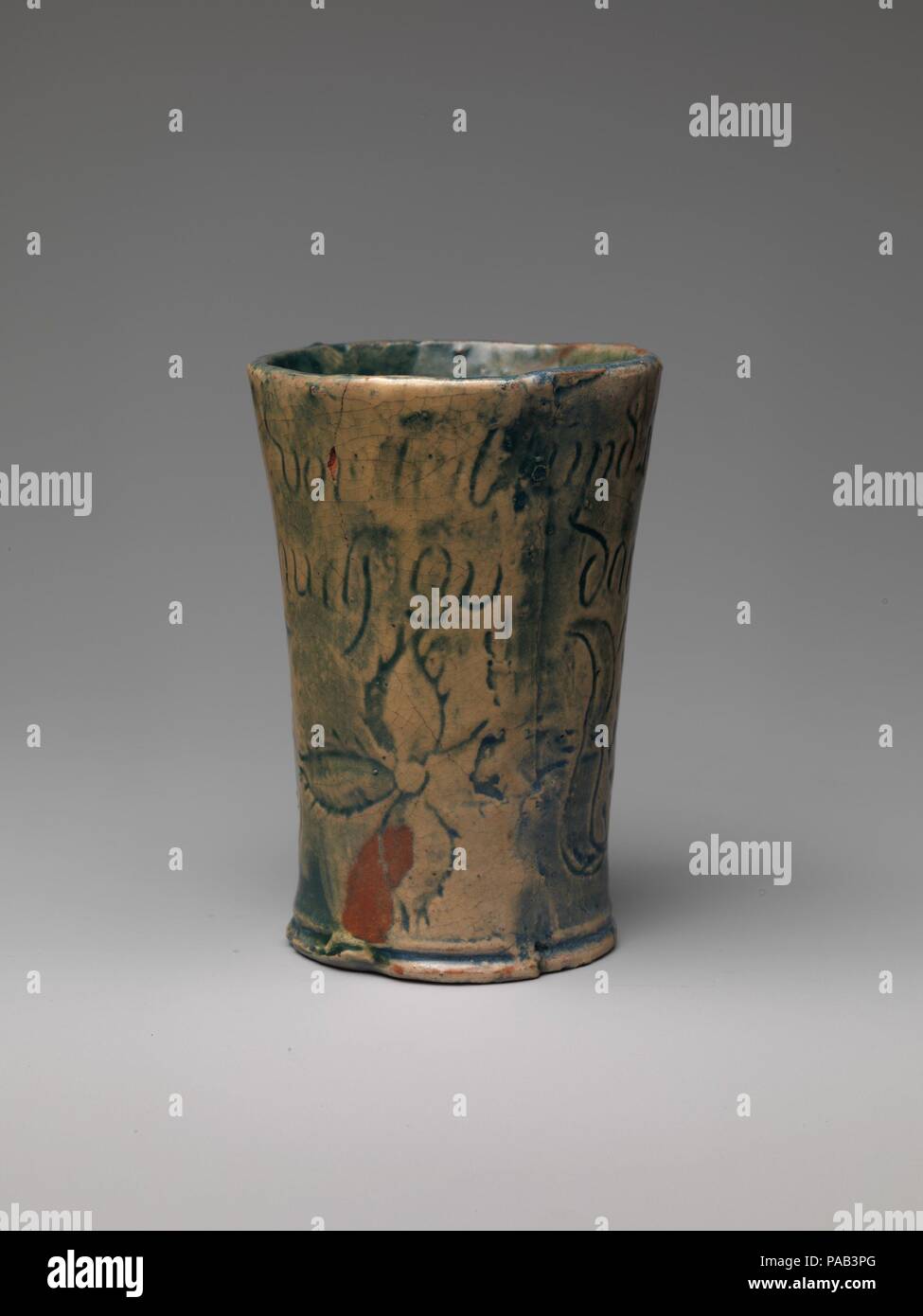 Tumbler. Culture : L'Américain. Designer : Henry Chapman Mercer (1856-1930). Dimensions : H. 5 in. (12,7 cm). Fabricant : Poterie morave et Tuilerie (fondée en 1899). Date : ca. 1879. Musée : Metropolitan Museum of Art, New York, USA. Banque D'Images