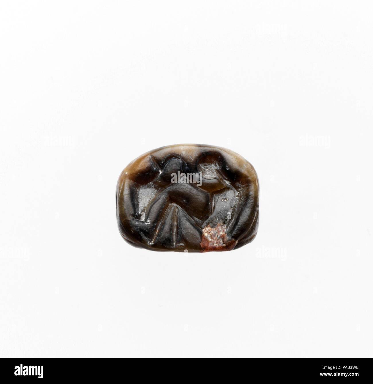 Prisme, joint triangulaire. Culture : Minoan. Dimensions : 5/8 × 1/2 × 5/16 in. (1,6 × 1,2 × 0,7 cm). Date : ca. 1800-1700 av. J.-C.. Gem à trois côtés avec l'homme avec verseuse ; quadrupède ; chèvre. Musée : Metropolitan Museum of Art, New York, USA. Banque D'Images