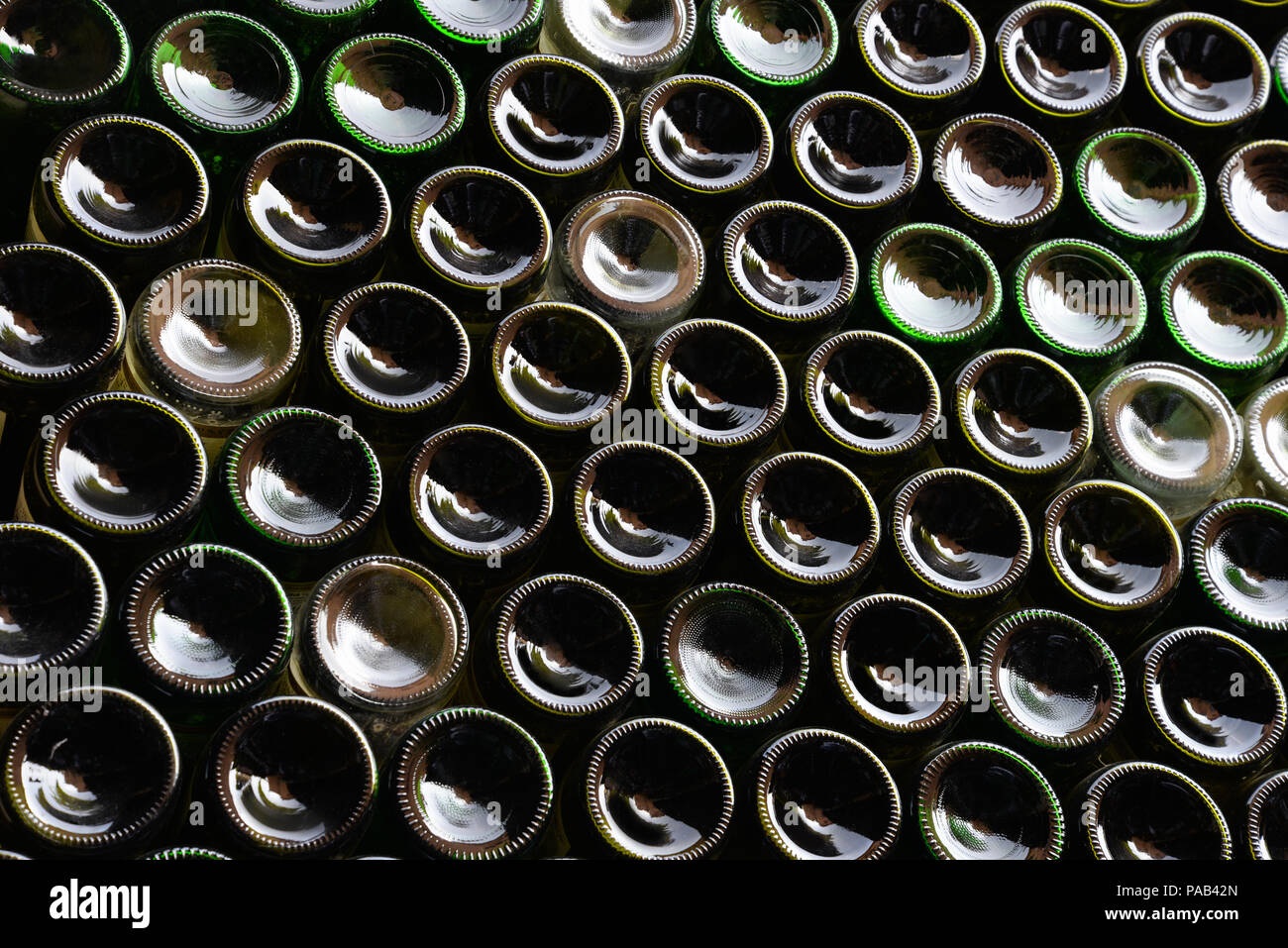 Mur de fond des bouteilles de vin Banque D'Images