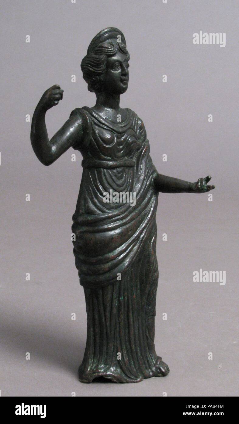 Statuette d'une femme. Culture : Byzantine. Dimensions : hors tout : 7 15/16 x 3 11/16 x 2 9/16 in. (20,2 x 9,3 x 6,5 cm). Date : 5e-6e siècle. Cette statuette d'une femme en robe à la mode une fois probablement tenu dans sa main une lance ou un autre objet l'identifier comme une personnification, peut-être d'une ville. Musée : Metropolitan Museum of Art, New York, USA. Banque D'Images