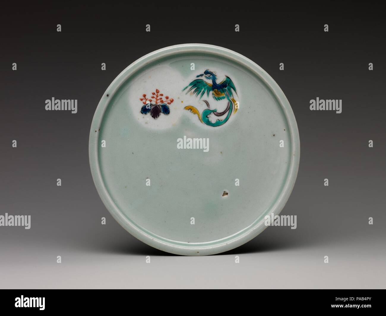 Le plat. Culture : le Japon. Dimensions : H. 7/8 in. (2,2 cm) ; Diam. 5 3/4 in. (14,6 cm). Musée : Metropolitan Museum of Art, New York, USA. Banque D'Images