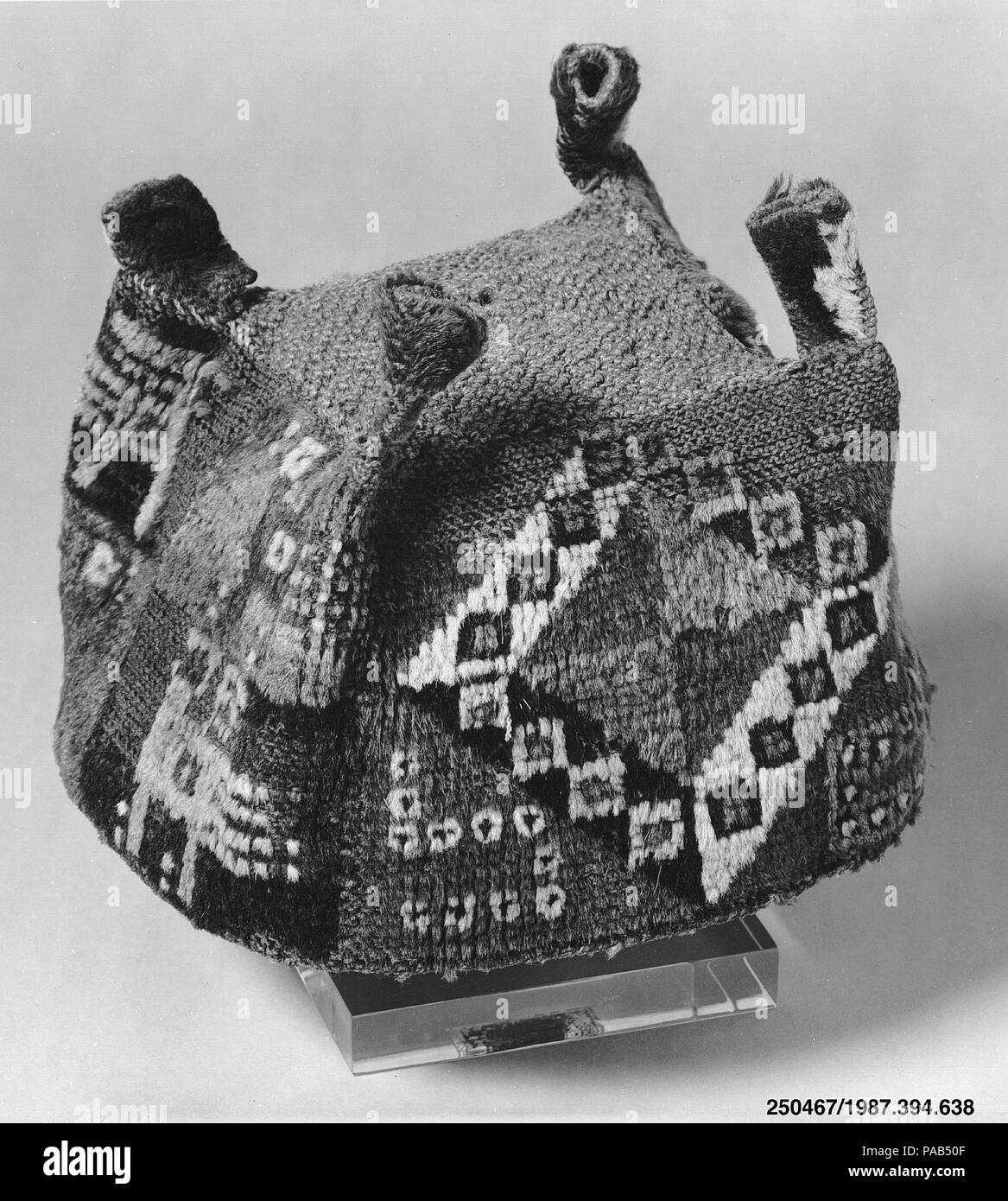 Four-Cornered Hat. Culture : Wari. Dimensions : Diamètre 3-15/16 in.. Date : 7ème-10ème siècle. Musée : Metropolitan Museum of Art, New York, USA. Banque D'Images