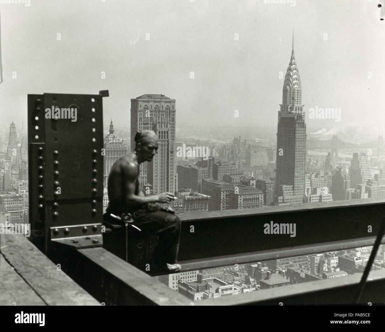 Empire State Building. Artiste : Lewis Hine (Américain, 1874-1940). Dimensions : 10,0 x 12,2 cm (3 15/16 x 4 13/16 in.). Date : 1930. Hine a pris à de grandes hauteurs pour ce célèbre photographie d'un travailleur de la construction sur l'Empire State Building en prenant une pause pour savourer une cigarette. L'Hine photographie juxtapose l'ordinaire (une courte pause) avec l'extraordinaire (l'impressionnant, vue sur la ville). L'achèvement récent de la Chrysler Building, dont la taille de l'Empire State Building éclipsé, figure bien en vue au milieu de la brume dans la distance moyenne que si déjà relégué à l'histoire. Musée : Banque D'Images