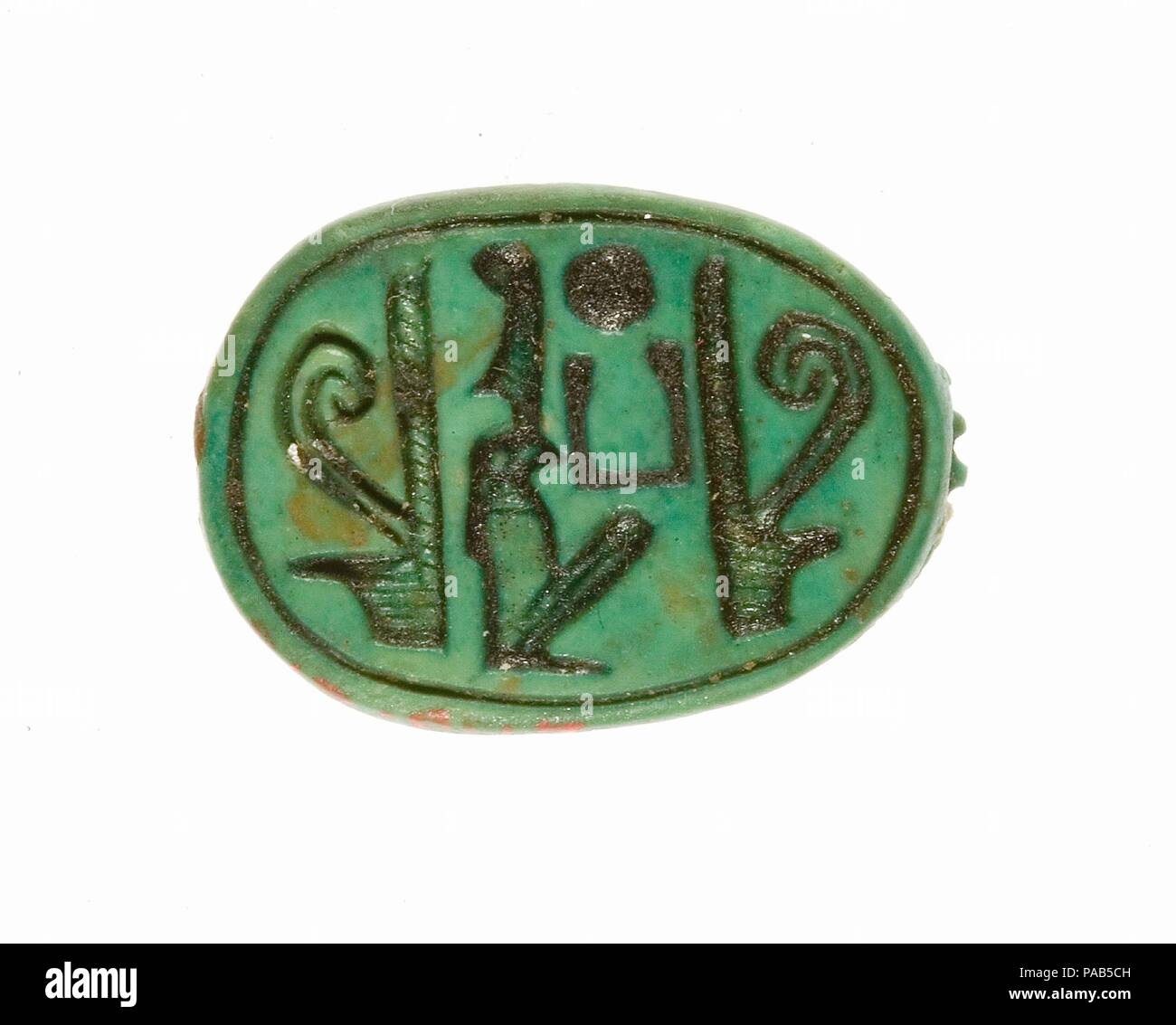 Portant le nom de Scarab Maatkare (Hatshepsout) flanquée de deux couronnes rouge. Dimensions : 1,7 cm L. (11/16 in.) ; W. 1,2 cm (1/2 po.). Dynastie DYNASTIE : 18, tôt. Règne : règne d'Hatchepsout et de Thoutmosis III. Date : ca. 1479-1458 av. J.-C.. Au cours de la saison 1926-1927, l'excavation du Musée de l'expédition égyptienne découvert trois dépôts de fondation le long de la paroi de l'enceinte du temple funéraire d'Hatshepsout à Deir el-Bahri à Thèbes Ouest. Parmi les matières ont été 299 scarabées et stamp-joints. Soixante-cinq d'entre elles sont maintenant dans le Musée égyptien, Le Caire, et les autres ont été acquis par le M Banque D'Images