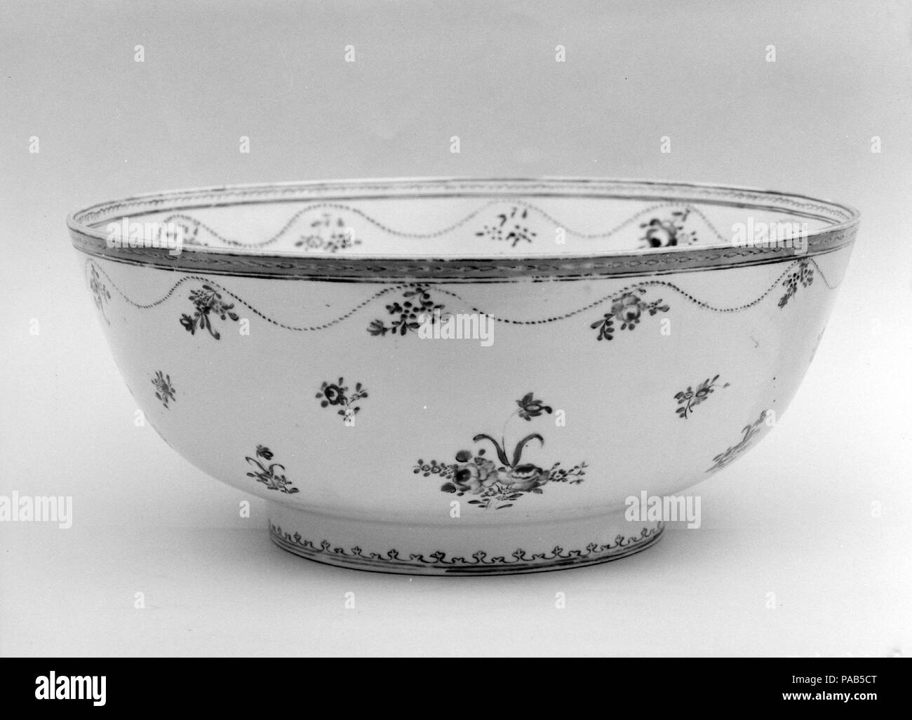 Bol. Culture : le chinois. Dimensions : H. 4 1/4 in. (10,8 cm) ; Diam. 10 1/4 in. (26 cm). Date : 1736-95. Musée : Metropolitan Museum of Art, New York, USA. Banque D'Images