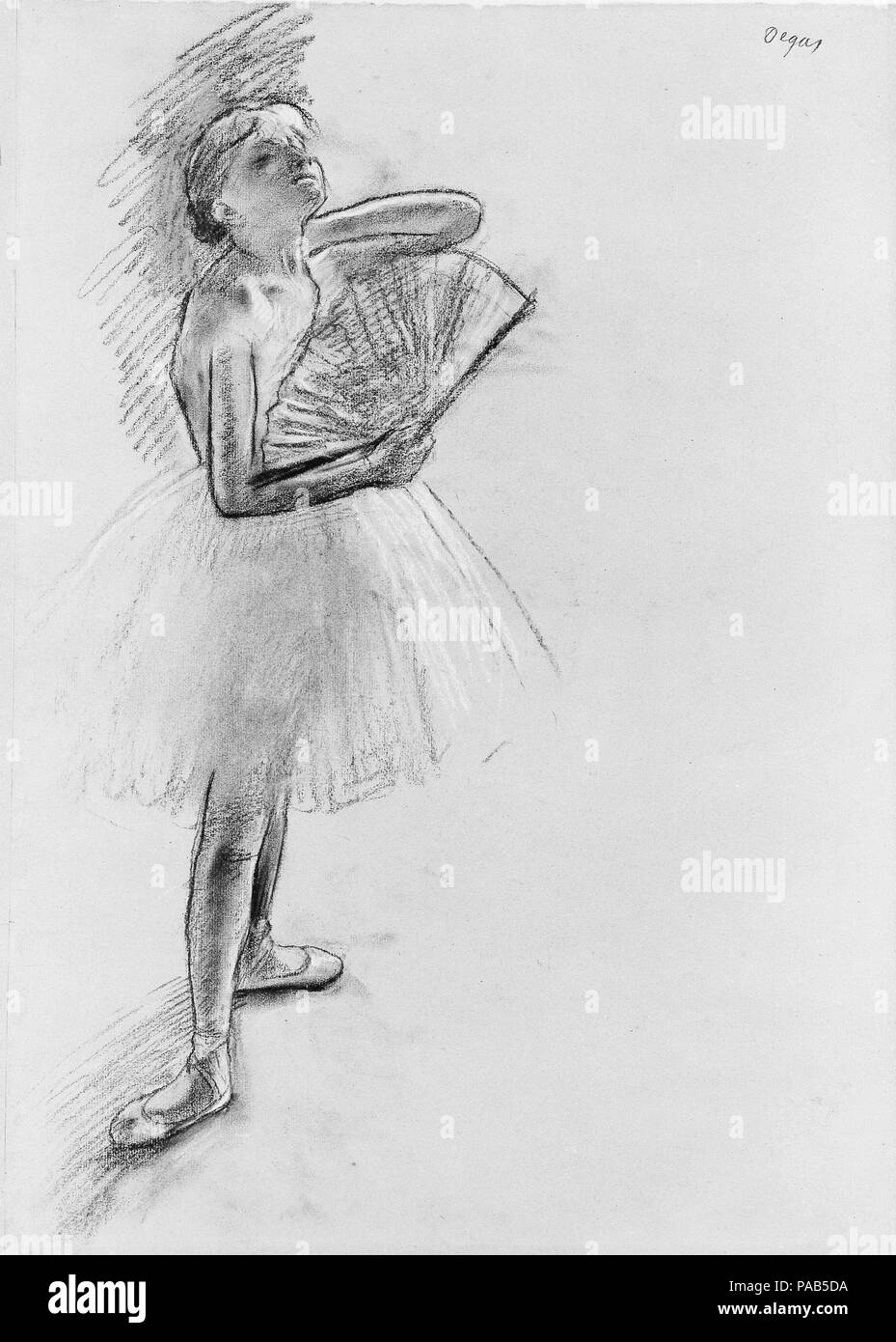 Danseur avec un ventilateur. Artiste : Edgar Degas (français, Paris 1834-1917 Paris). Dimensions : 24 x 16 1/2 in. (61 x 41,9 cm). Date : ca. 1880. Cette étude est pour la figure centrale de Degas's  <i >danseurs dans la salle de classe </i > de 1880 environ (Sterling and Francine Clark Art Institute, Williamstown, Mass.). Dans le présent dessin, le danseur est au moins deux fois plus grand qu'elle apparaît dans la peinture. Son tutu est également sensiblement plus courts, soulignant l'formes de rimes de la jupe évasée et éventail ouvert. Musée : Metropolitan Museum of Art, New York, USA. Banque D'Images