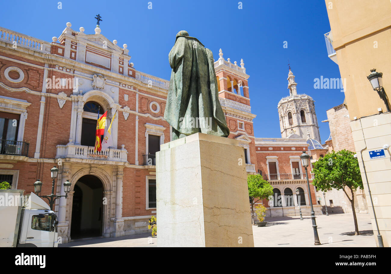 Statue devant le bâtiment de l'Archidiocèse et le MicaletTower dans le centre de Valence, Espagne Banque D'Images