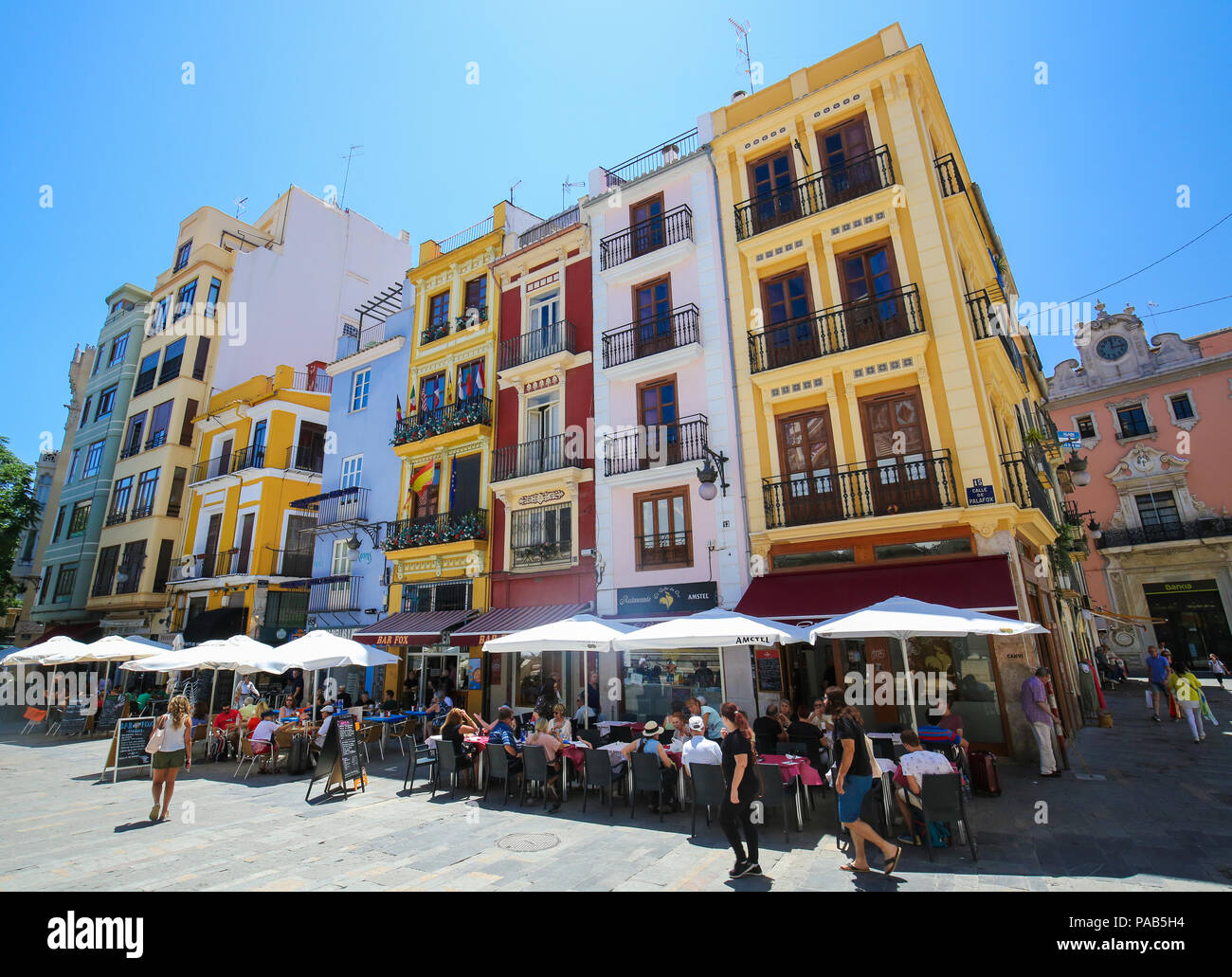 Terrasses à restaurants colorés à la Calle de Palafox dans le centre de Valence, Espagne Banque D'Images